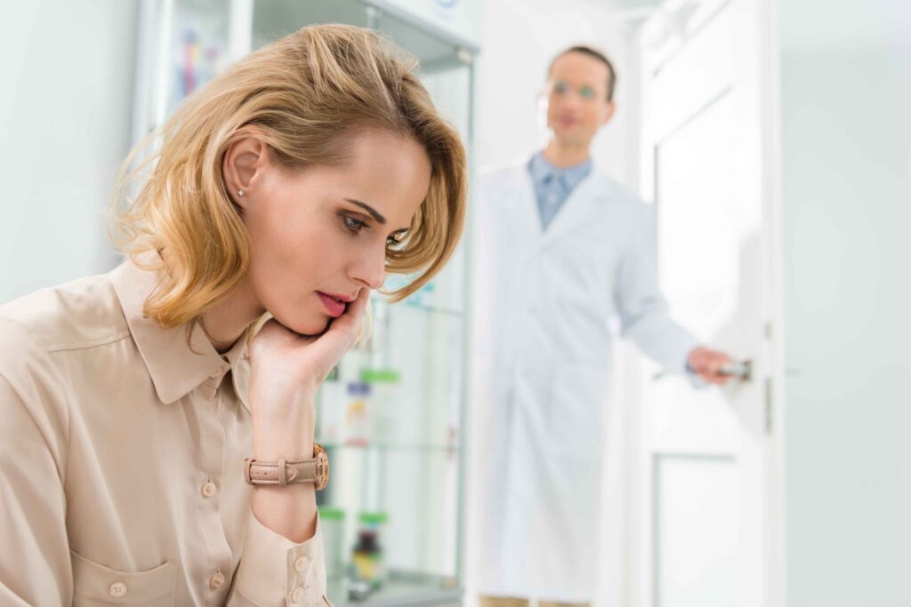 oman experiencing tooth pain at a dental clinic